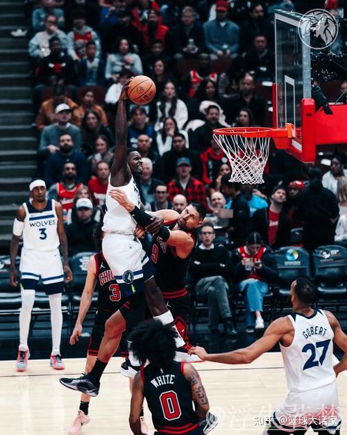 迪文琴佐精准抢断 爱德华兹飞身扣篮