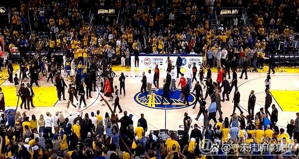 勇士遭火箭逆袭主力提前退场